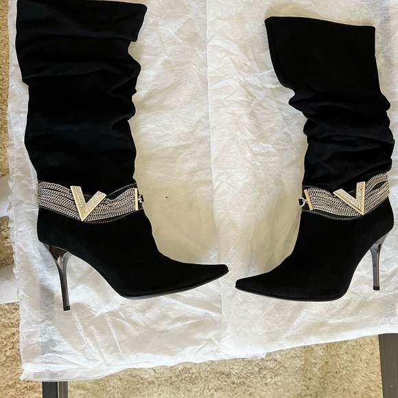 Pointed toe Mid-calf slouchy stiletto suede boots with a silver-tone chain. - Picture 5 of 6